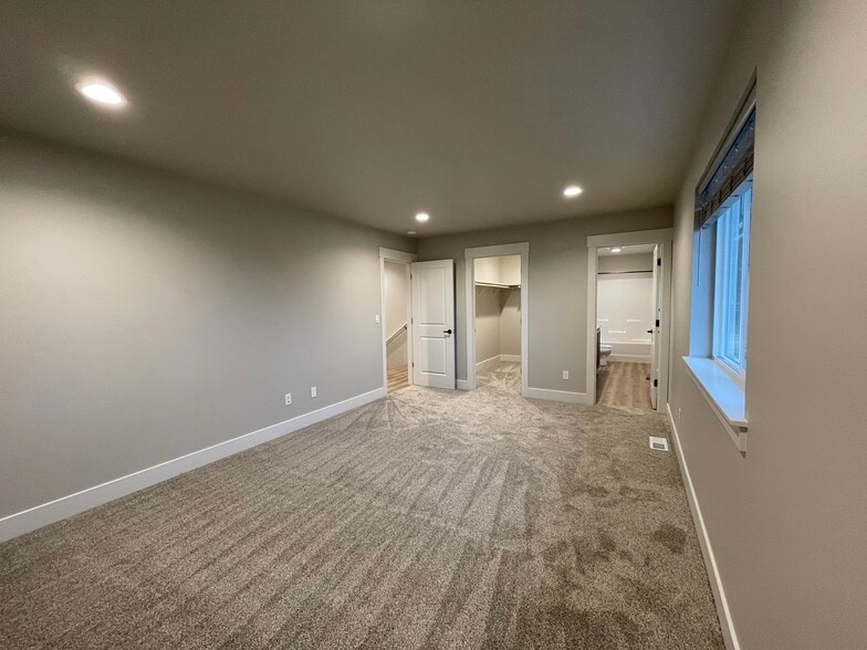 Building Photo - 412 W 1st St