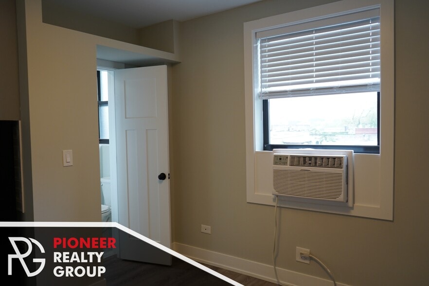 Building Photo - 501 W Belmont Ave