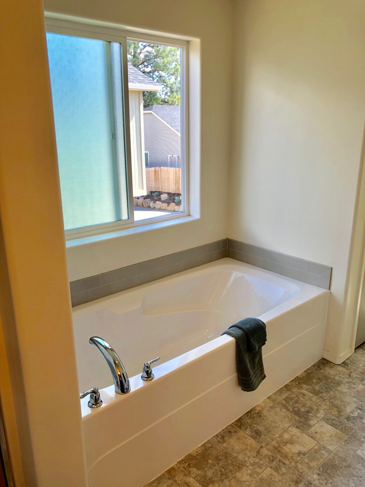 Bathtub in master - 61489 SE Luna Pl