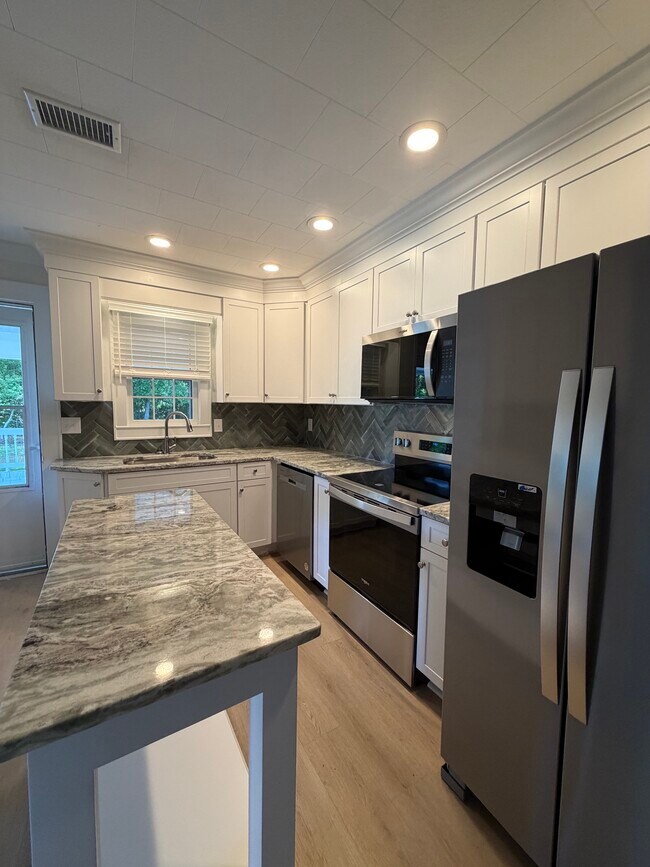 Building Photo - 305 12th Ave