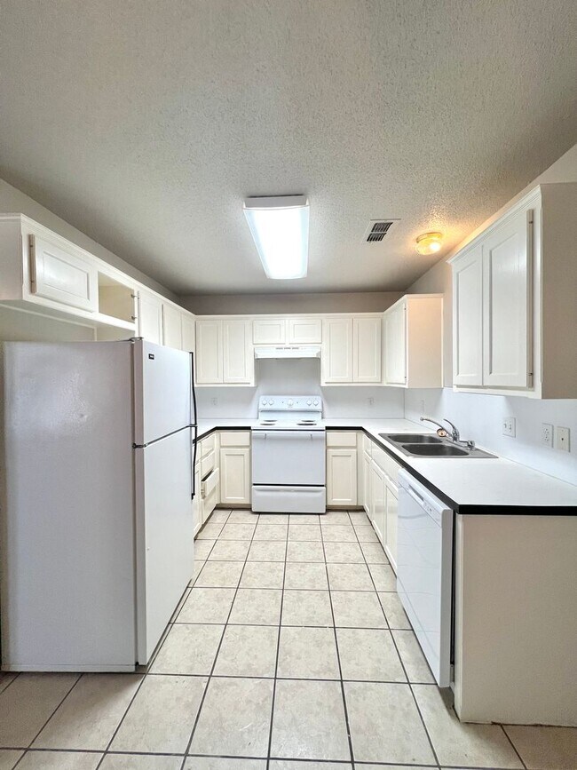 Building Photo - 3 Bedroom Duplex Located In Shadow Hills!