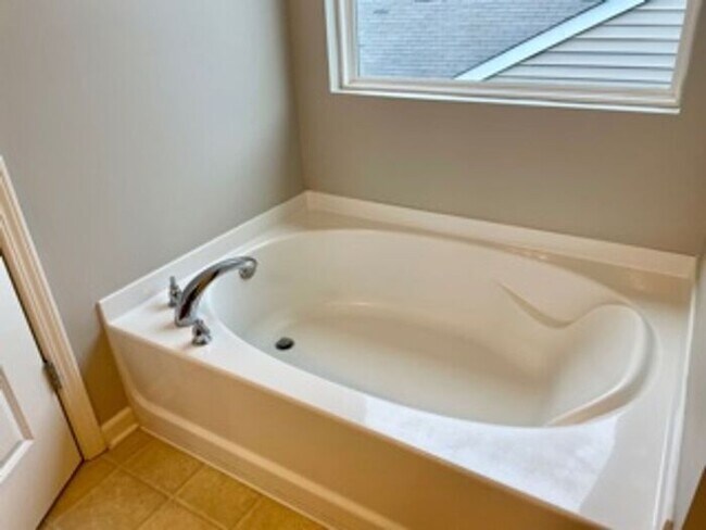 Building Photo - Spacious 3 Bedroom 2.5 bath in Camby!