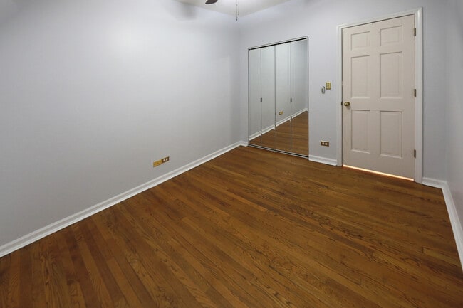 Building Photo - 6042 N Kenmore Ave