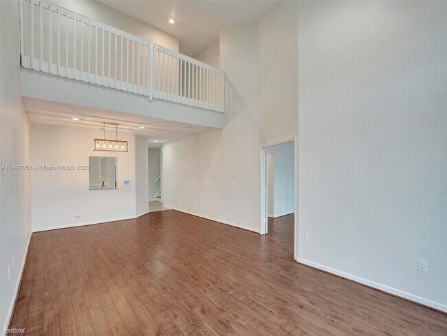 Building Photo - 4 br, 3.5 bath Townhome - 5127 Madison Lak...