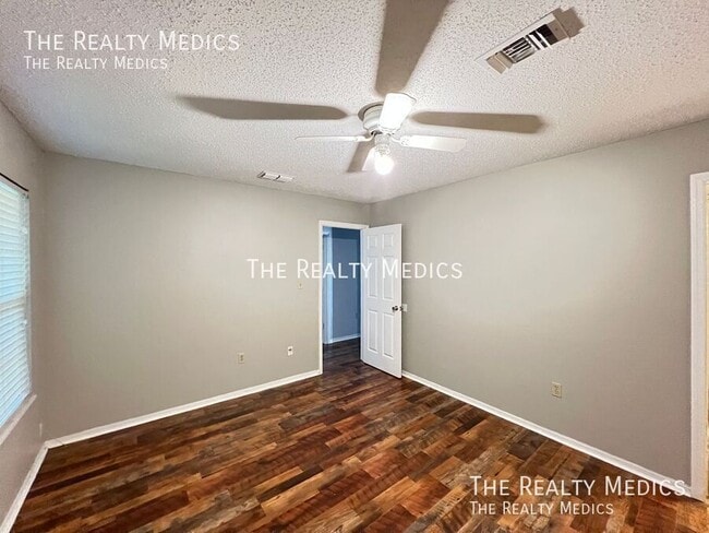 Building Photo - 203 Fernwood St