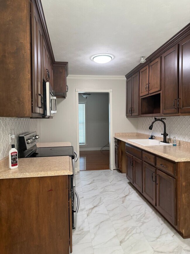 Building Photo - Gorgeous & Spacious Home Now Available