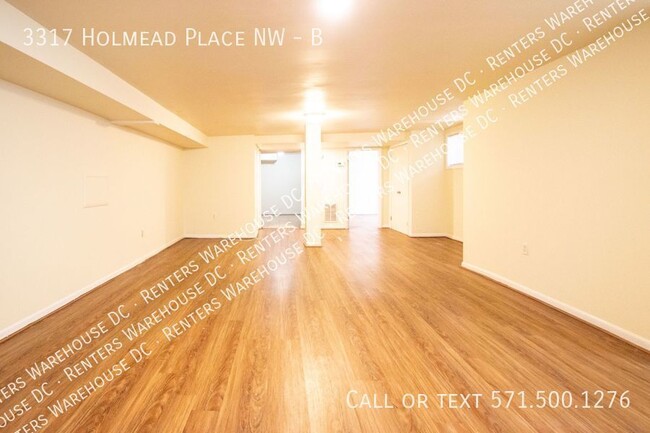 Building Photo - Spacious 5Bd/2.5Bth towhome in the heart o...