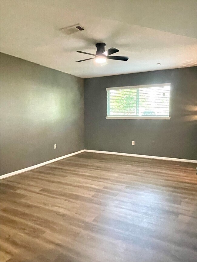 Building Photo - 9626 Hearthwood Dr