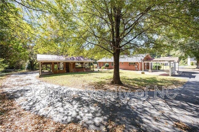 Building Photo - 412 S Main St