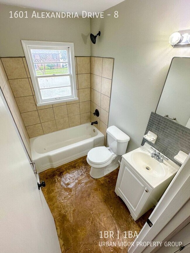 Building Photo - 1601 Alexandria Dr