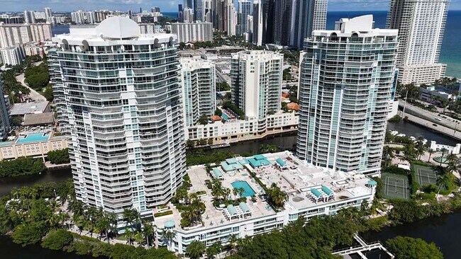 Building Photo - 16500 Collins Ave