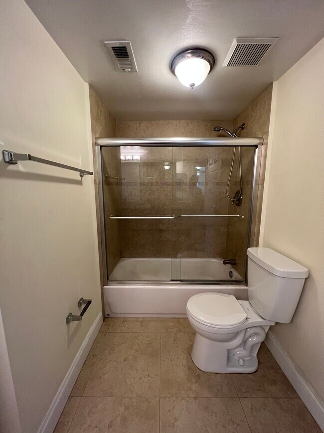 Building Photo - 2803 N Oakland Forest Dr