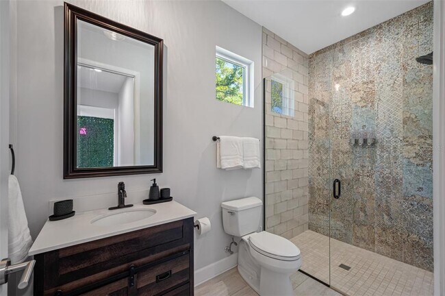 Building Photo - 902 W Plymouth St