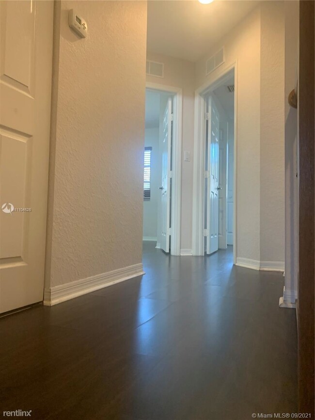 Building Photo - 3 br, 2.5 bath Townhome - 12430 SW 50th St...