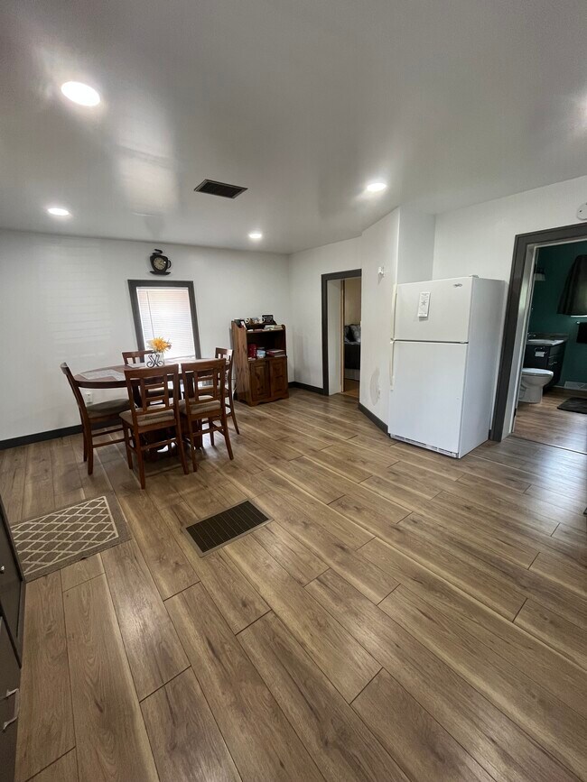 Building Photo - 310 S Butler St