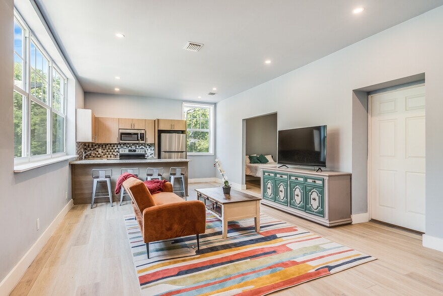 Building Photo - 602 E Victory Dr