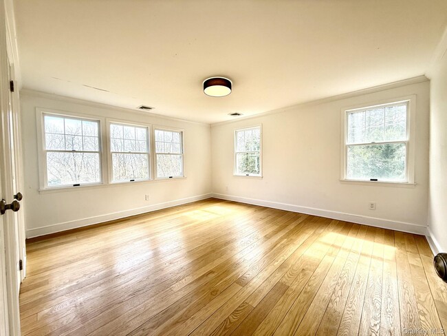 Building Photo - 6 Beech Hill Rd