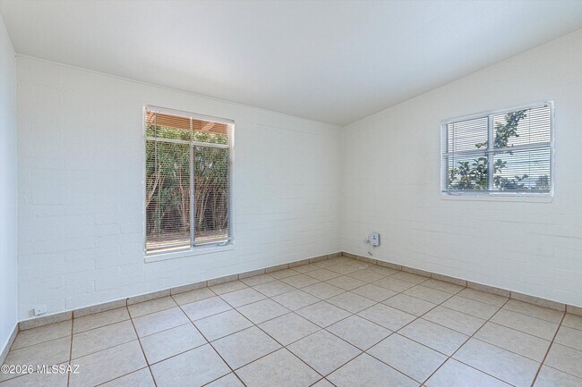 Building Photo - 104 N Douglas Ave