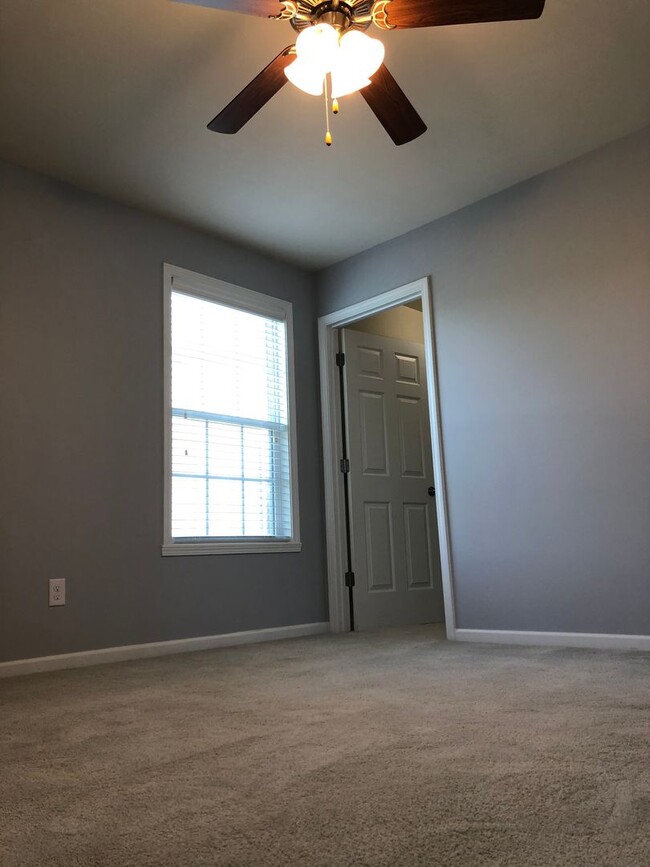 Building Photo - Stunning 3 bedroom, 2 1/2 bath 2 story home