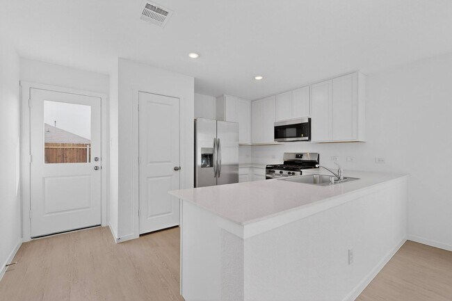 Building Photo - 3 Bedroom, 2 Bath Single-Story Lennar Home in Eastland Community