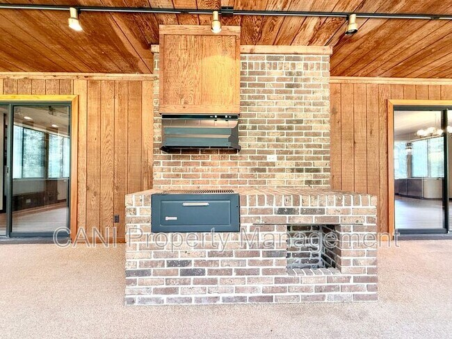Building Photo - 733 Westchester Dr