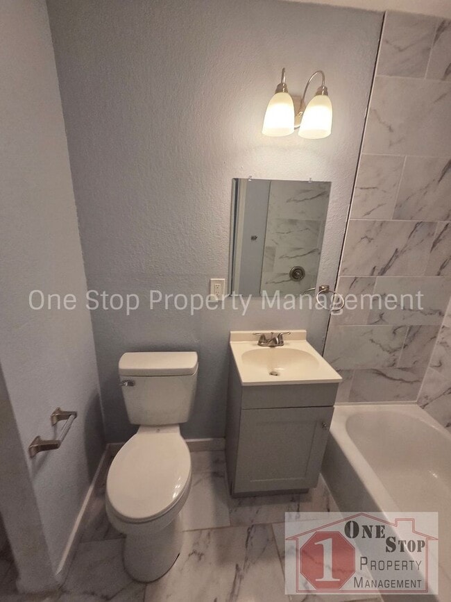 Building Photo - Beautiful 4 Bedroom 2 Bathroom in Kansas City!