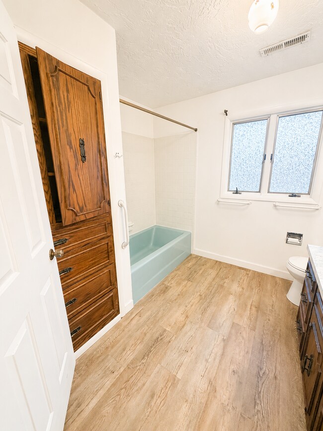 Building Photo - Spacious Charming Home (duplex)