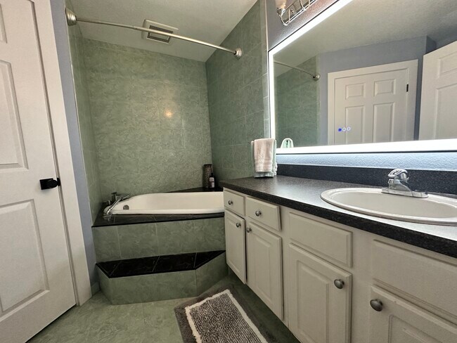 Building Photo - 13703 Richmond Park Dr N