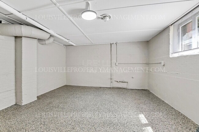 Building Photo - 319 W Lee St