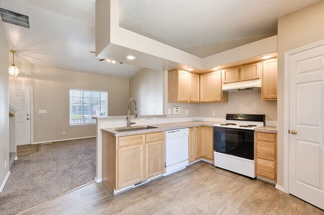 Building Photo - Close to Lake Lowell!