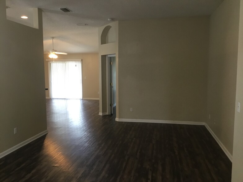 Building Photo - 6701 Southern Oaks Dr