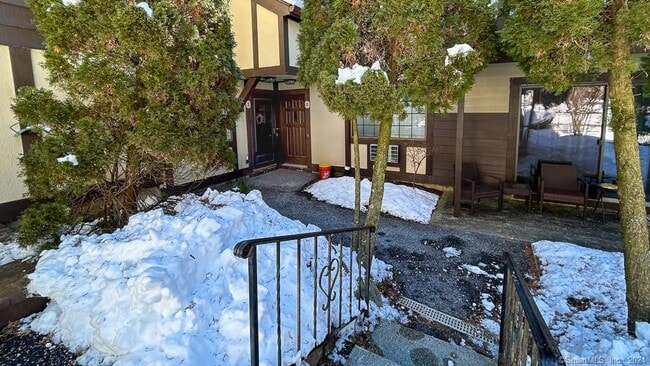 Building Photo - 8 Derby Ct