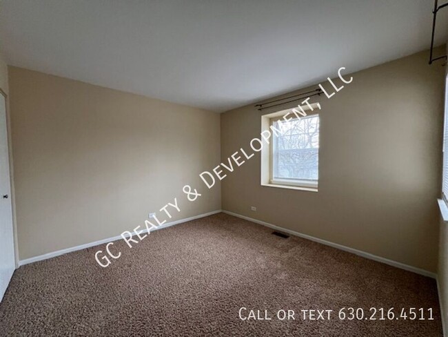 Building Photo - ** 3 BEDROOM / 2.5 BATH / END UNIT / SS AP...