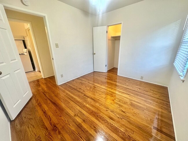 Building Photo - Charming 2-Bedroom Home with Hardwood Floors & Fireplace Near the Traffic Circle