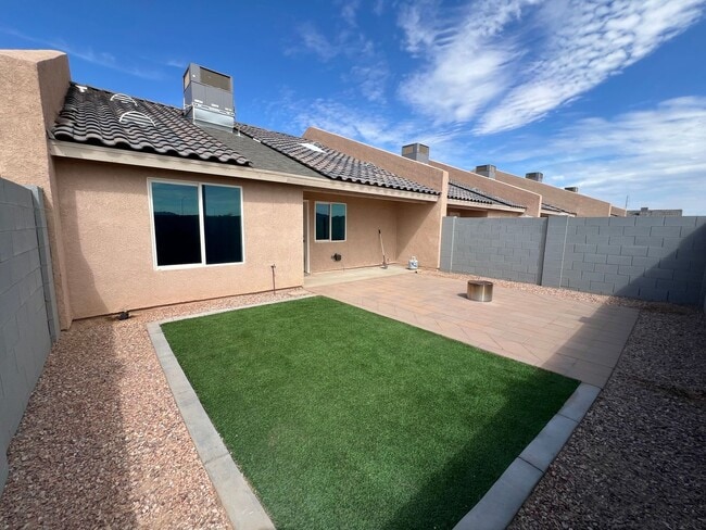 Building Photo - 3 BEDROOM HOME WITH SOLAR IN DESERT SKY!