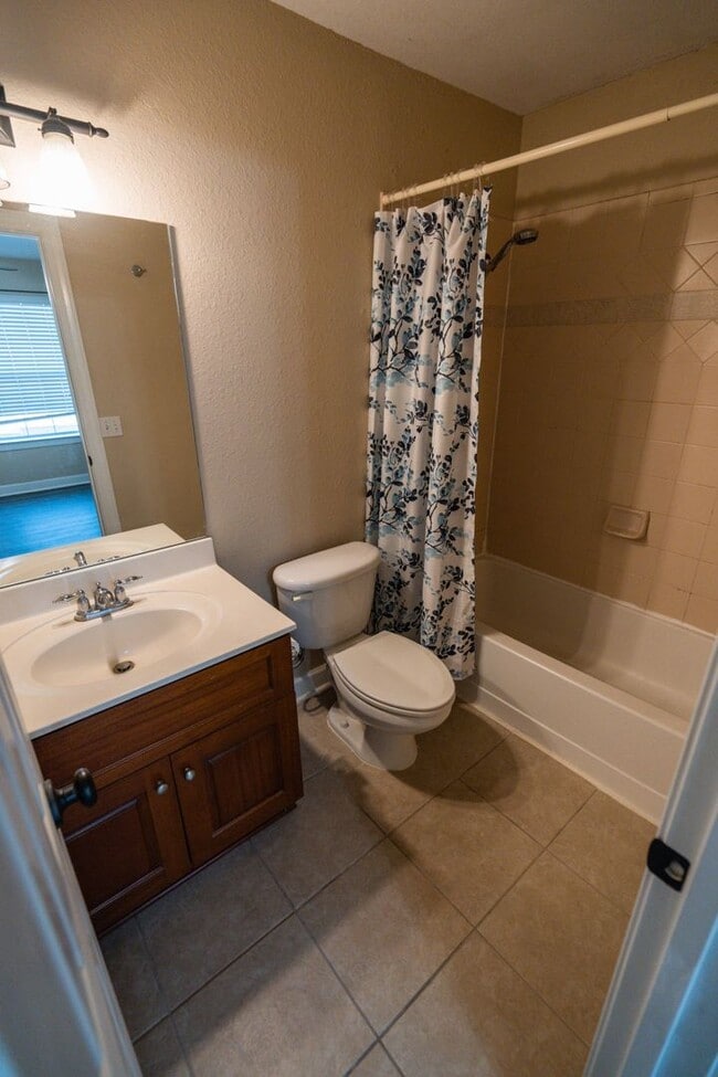 Building Photo - Super cute 3 Bedroom/3Bathroom Townhome in...