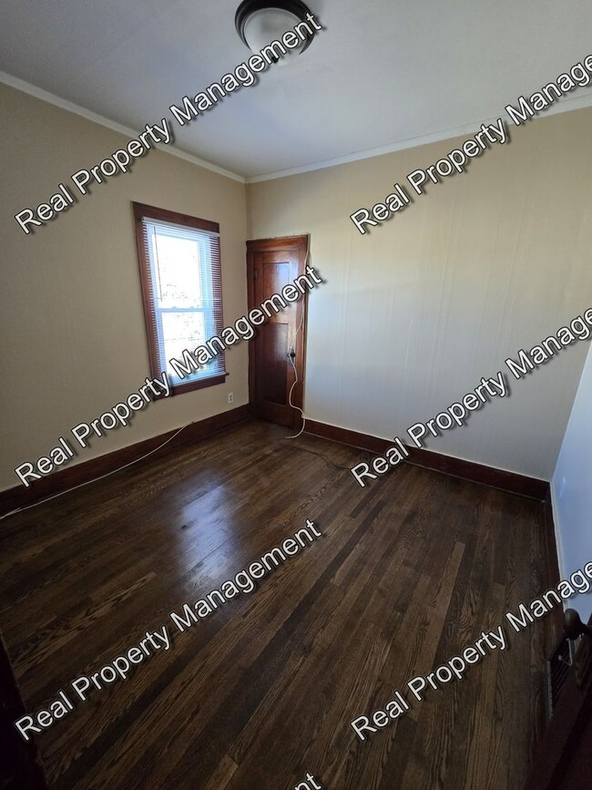 Building Photo - Updated 2 Bedroom Ranch