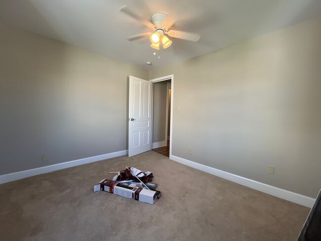 Building Photo - Move-in ready and well-maintained, this 4-...