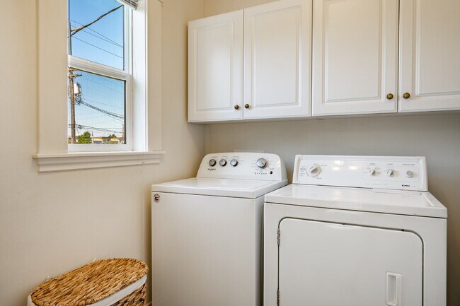 Building Photo - Charming, Spacious 5-Bedroom Home in York ...