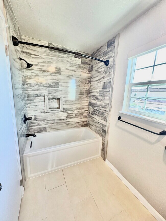 Building Photo - Spacious Single Family Home in Lakes & Birds Fremont