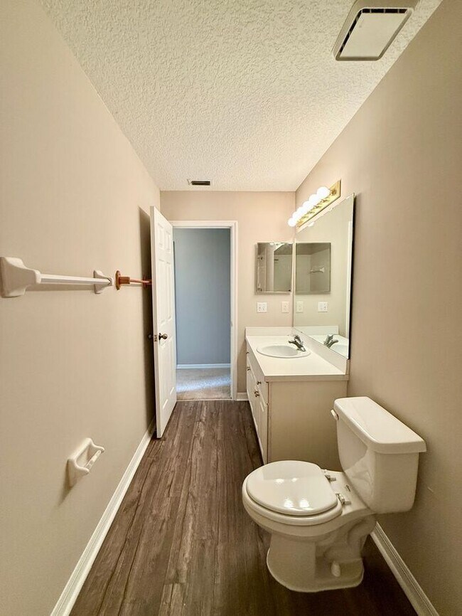 Building Photo - LARGE AND SPACIOUS 4/3 HOME IN EAST ORLANDO WEDGEFIED COMMUNITY