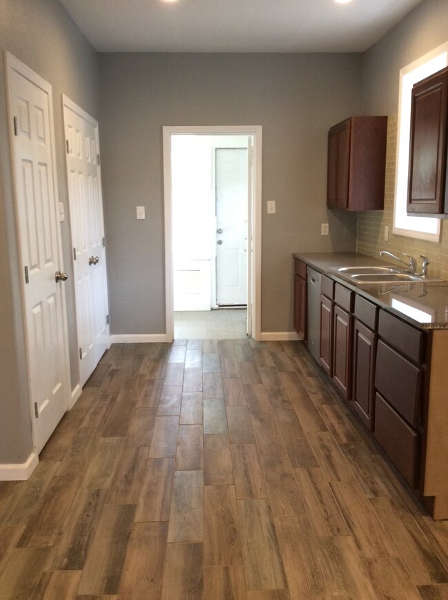 Building Photo - 3 bedroom 1 bath in the Highland's Histori...