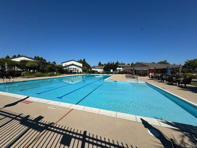 Building Photo - 2 Bedroom/1.5 Bathroom Townhouse Available in Union City!!