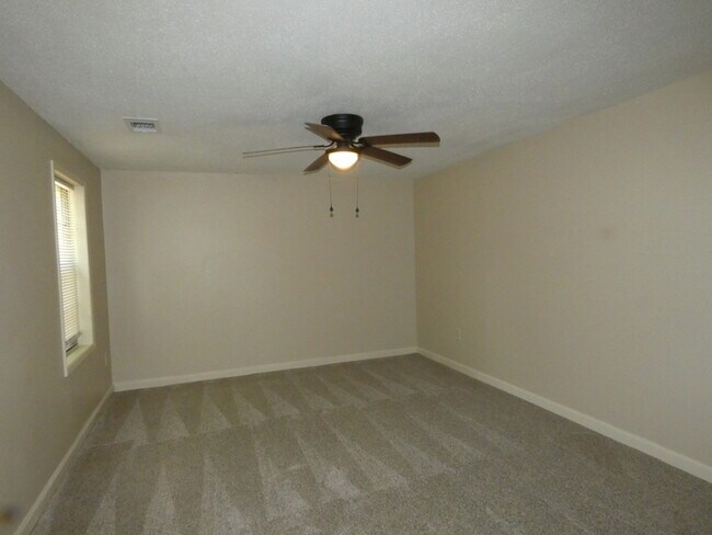 Building Photo - Beautifully Remodeled Home in North Kansas...