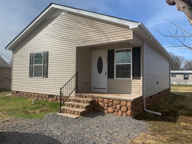 Primary Photo - Adorable 3 Bedroom Home in Cowan!