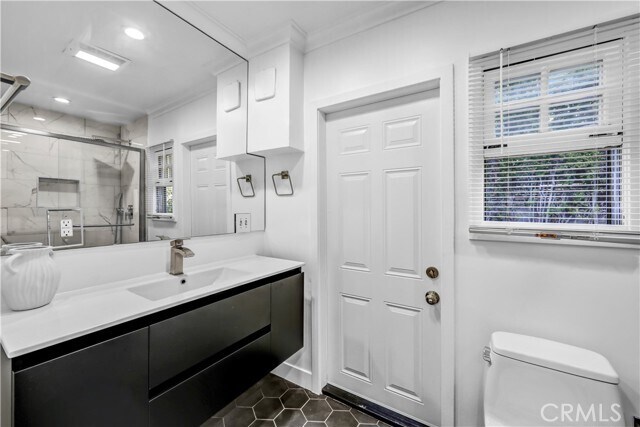 Building Photo - 725 N Doheny Dr