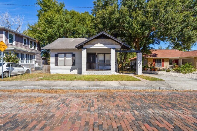 Building Photo - Cute 2bdrm/1bath Bungalo ** Section 8 OK ** Ready March 15