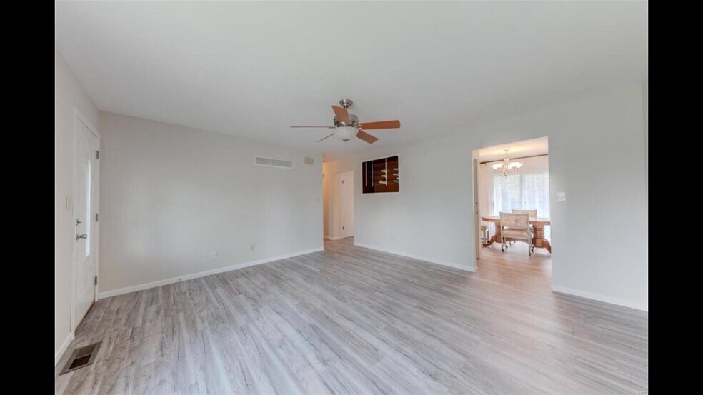 Building Photo - 30 Green Hill Ln