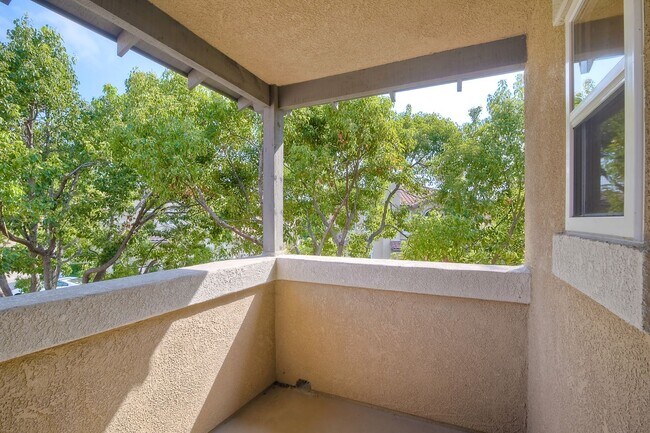 Building Photo - Immaculate Town Home in the Valencia Commu...