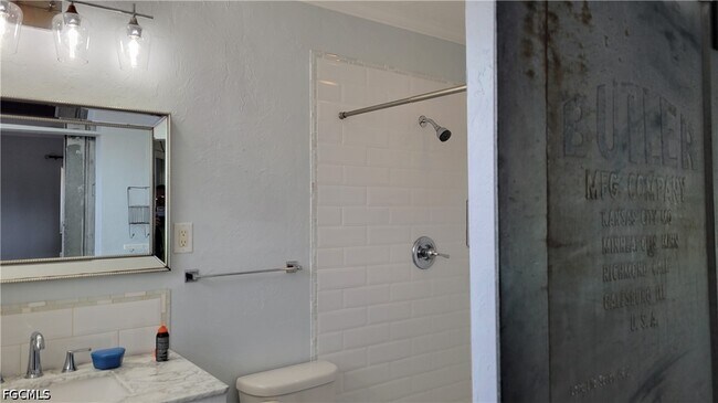 Building Photo - 1403 Davis Dr